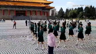 獨／北一女樂儀旗隊赴美！小英送隨身小物