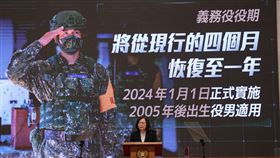 義務役恢復為1年　蔡總統：困難決定但無可迴避總統蔡英文27日在總統府宣布，將把現行4個月義務役訓練制度，恢復為1年期義務役。她說，這是無比困難的決定，但身為三軍統帥，這是無可迴避的責任。中央社記者鄭傑文攝  111年12月27日