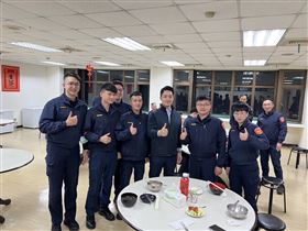 ▲台北市長蔣萬安赴台北市信義分局慰勞第一線員警。（圖／翻攝畫面）