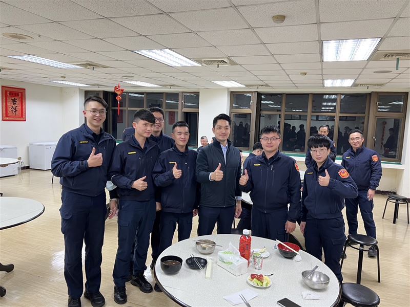 蔣萬安赴信義分局慰問　提醒跨年防踩踏