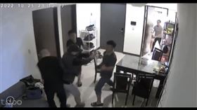 ▲台版柬埔寨詐騙集團殘暴虐打畫面曝光。被害人一進入詐團租屋處，便遭到毒打。（圖／翻攝畫面）
