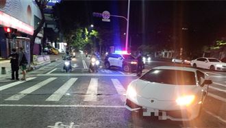 2機車擦撞　下秒卻撞上「小牛」