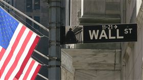 美股強勢反彈  道瓊指數勁揚528點美股12日拉尾盤，道瓊工業指數勁揚528點，收復上週回檔部分失土。圖為華爾街路標與紐約證券交易所。中央社記者尹俊傑紐約攝  111年12月13日