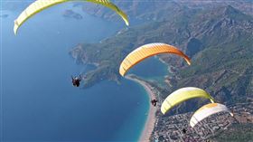 ▲印度一名30歲男子和友人到喜馬偕爾邦旅遊，沒想到在玩滑翔傘時發生意外，整個人直接從高空中墜落，當場摔死。（示意圖／pixabay）