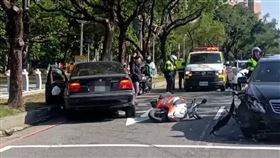 砰! 轎車突失控暴衝 逆向撞6車釀7傷