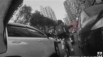 台交通好亂！單車弟「掌摑」臨停車網讚爆