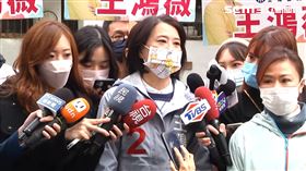 王鴻薇掃松江市場掃街拜會。