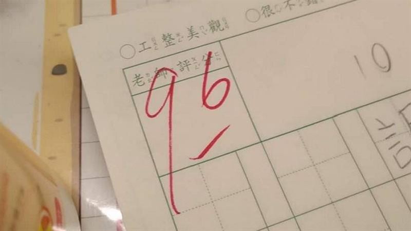 拿96分考卷跟媽炫耀　男童1原因專業控分