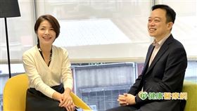 癌友合併憂鬱比率偏高，台灣心理腫瘤醫學學會理事長鄭致道(右)認為，臨床醫師應具同理心，提供治療選項，撫慰癌友的脆弱心靈。