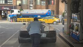 同事分享，他在台北市的加油站，看見有人在「推牛車」。（圖／翻攝自爆廢公社二館） 