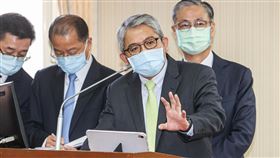 備詢引發激辯  花敬群：立委批評過度還是會反駁內政部代理部長花敬群（前）21日在立法院備詢時與民進黨立委高嘉瑜激辯，引發關注；花敬群22日上午在立法院受訪表示，立委的批評都虛心接受，但如果有過度，站在行政機關的立場，還是要堅定態度，該反駁的還是會反駁。中央社記者鄭清元攝  111年12月22日