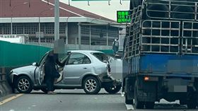市民大道高架段驚傳小貨車追撞轎車事故，造成轎車駕駛昏迷送醫。（圖／翻攝畫面）