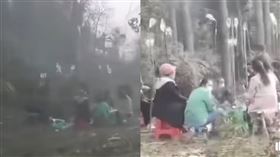 村民坐在樹林中吊點滴。（圖／翻攝自微博）