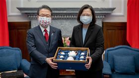 20221228蔡英文接見「日本參議院世耕弘成參議員訪團」（圖／總統府提供）