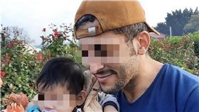 台中一家3口遭公車撞擊母子亡  異國婚姻天倫夢碎台中市李姓女子與季姓外籍丈夫27日晚間推著坐嬰兒車的一歲兒子過馬路時，遭左轉公車撞擊，母子2人送醫不治，倖免於難的外籍丈夫看到妻兒喪生，悲痛不已。圖為季男在臉書貼出的幸福合照，從此天倫夢碎。（翻攝自網路）中央社記者郝雪卿傳真  111年12月28日