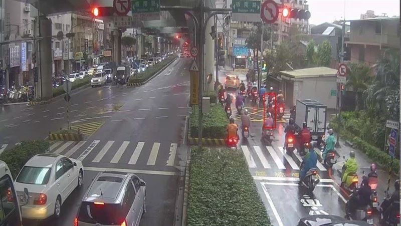 17車甘願挨罰集體闖紅燈！暖心真相曝光