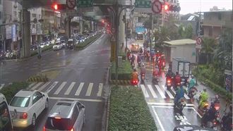 17車甘願挨罰集體闖紅燈！暖心真相曝光