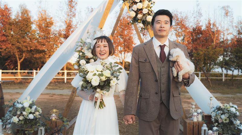 林彥君低調完婚　深V婚紗濕吻嫩尪閃炸