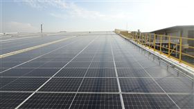 台塑四寶推太陽能發電，加碼建置184MW、年減19萬噸CO2排放量。圖為台化新港複材廠屋頂。（圖／台塑企業提供）