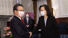 總統接見日本參議院世耕弘成參議員訪團（1）總統蔡英文（右）28日在總統府接見日本參議院世耕弘成（左）參議員訪團，就台日經貿交流、印太區域安全等議題交換意見。中央社記者鄭傑文攝  111年12月28日