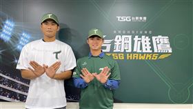 ▲台鋼雄鷹簽約楊達翔（左）與吳明鴻。（圖／取自台鋼雄鷹FB）