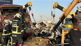 台中8車連撞 1人命危送醫搶救台中市清水區臨海路27日發生8輛車連環車禍，其中1輛自小客車有2人一度受困車內，脫困後其中一人命危，都緊急送醫搶救。（民眾提供）中央社記者趙麗妍傳真  111年12月27日
