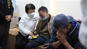 台中公車撞死母子  盧秀燕慰問家屬台中市李姓女子27日晚間推著坐嬰兒車的1歲兒子過馬路時，不幸遭公車撞擊雙亡，台中市長盧秀燕（左）28日到醫院探視受傷的李女外籍丈夫並慰問家屬，允諾會持續慰問並全力協助。（台中市政府提供）中央社記者郝雪卿傳真  111年12月28日