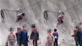 廣西小孩將電線纏在身上，當成盪鞦韆來玩，（圖／翻攝自微博）