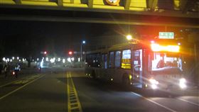 台中公車撞一家3口  母子送醫不治台中市李姓女子27日晚間與外籍丈夫及一歲兒子行經北區英才路時，遭要左轉的豐原客運陳姓司機撞上，3人傷重送醫搶救，結果李女與兒子急救後仍宣告不治。（民眾提供）中央社記者郝雪卿傳真  111年12月28日