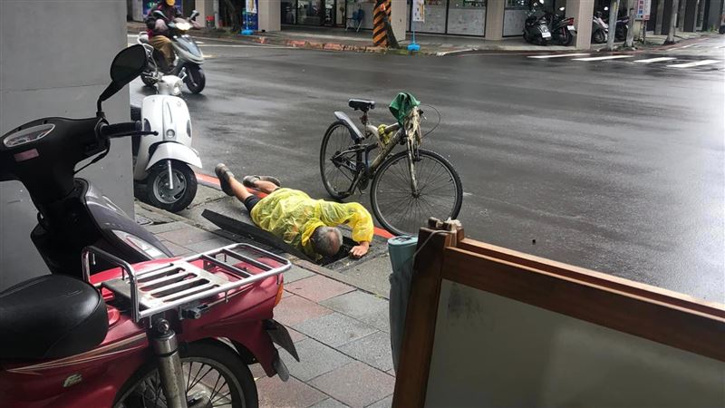阿伯死盯排水溝！她幫打開看傻　網也跪了