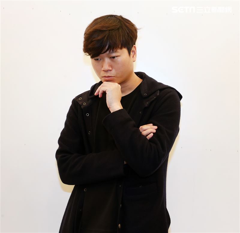 「憂鬱之島」導演陳梓桓三立新聞網專訪。（記者邱榮吉/攝影）