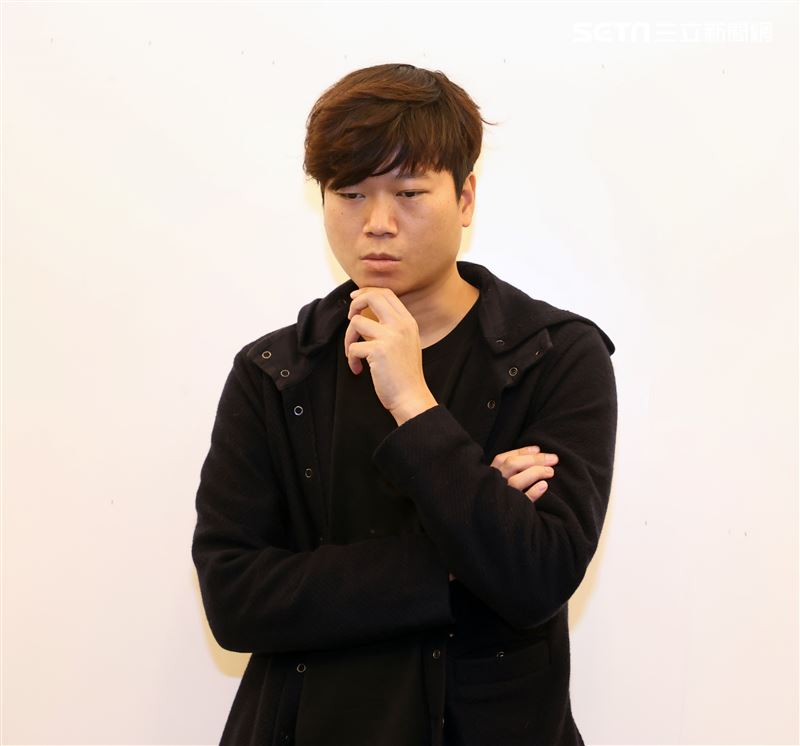 「憂鬱之島」導演陳梓桓三立新聞網專訪。（記者邱榮吉/攝影）