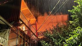 新店斷水電公寓大火！1男獲救：我剛抽菸