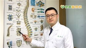 張軒侃醫師強調，OLIF側前位脊椎融合微創手術還可搭配電腦導航系統，術中透過即時3D立體影像定位，精準置入骨釘、支架，大幅減少病人輻射暴露5成以上，以一節脊椎手術為例，就能減少照數十張X光。