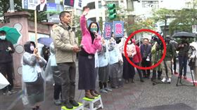 民進黨台北市第3選區立委補選參選人吳怡農路口拜票海基會門口遇蕭赫麟要求辯論