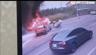 新／苗栗轎車超車撞2車起火　駕駛拋車外