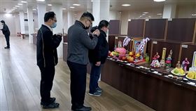 新北遠東世紀廣場停車場入口的義交遭撞死。