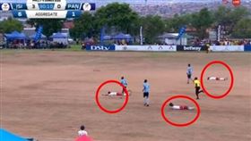 南非一場足球賽，球員躺平的離奇畫面引發熱議。（圖／翻攝自推特@Football__Stage）