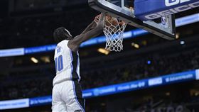 ▲218公分寶寶（Bol Bol）切入隔扣對手。（圖／美聯社／達志影像）