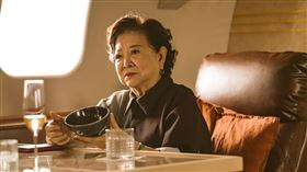 《詐團圓》陳淑芳扮演女CEO透過眼神、量身訂做服飾、珠寶等霸氣外露２。（圖／台北双喜電影提供）