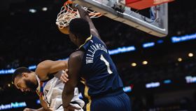 ▲威廉森（Zion Williamson）隔扣戈貝爾（Rudy Gobert）。（圖／翻攝自鵜鶘推特）