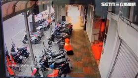 北市男子酒後跪在五分埔派出所門口。（圖／翻攝畫面）