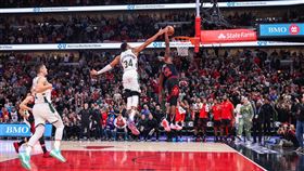 ▲「字母哥」傳球失誤，多蘇姆（Ayo Dosunmu）灌籃追平。（圖／翻攝自公牛推特）