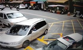 台中街頭上演台美拳擊賽！起因超冤枉誤會（圖／翻攝畫面）