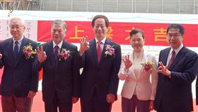 台積電辦3奈米量產暨擴廠典禮台積電29日在台南科學園區的晶圓18廠新建工程基地，舉行3奈米量產暨擴廠典禮，董事長劉德音（中）與行政院副院長沈榮津（左2）、經濟部長王美花（右2）、國科會主委吳政忠（左）及台南市長黃偉哲（右）等人出席。中央社記者楊思瑞攝  111年12月29日