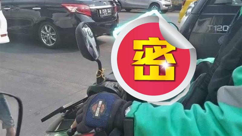 機車龍頭驚見夾腳拖　網讚：生活智慧王！