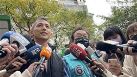 吳怡農掃松江市場，王世堅陪同（圖／記者高逸帆攝影）