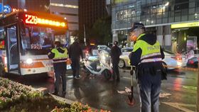 ▲台北市信義區晚間7點多發生一起公車撞行人車禍，一輛直行公車與行人發生擦撞，行人被撞倒地，警消到場時已沒有呼吸心跳。（圖／翻攝畫面）