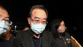 涉內線交易案 基亞董事長張世忠士檢複訊調查局表示，29日在士檢檢察官指揮下針對基亞生物科技及子公司高端疫苗涉嫌內線交易等案發動搜索，約談基亞董事長張世忠（中）等18人，30日凌晨近4時將張世忠移送士林地檢署複訊。中央社記者裴禛攝 111年12月30日