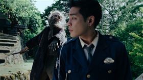 《噬亡村》由柳樂優彌主演。（圖／Disney+提供）